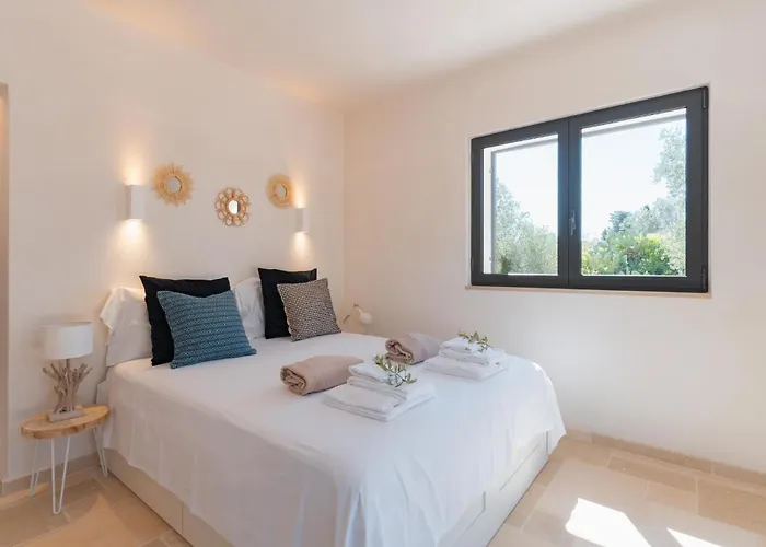 Trulli Scacciapensieri With Pool 펜션 *